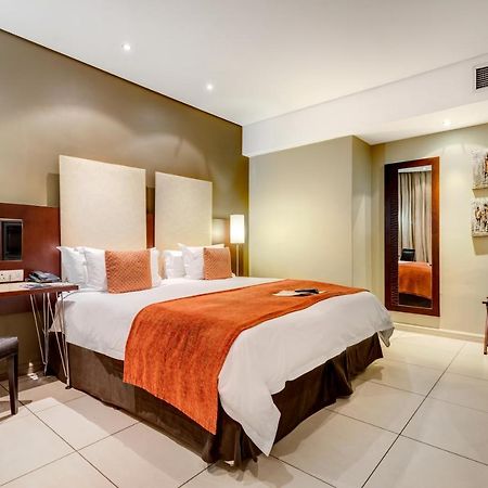 Protea Hotel By Marriott Transit O.R. Tambo Airport Kempton Park Exterior foto