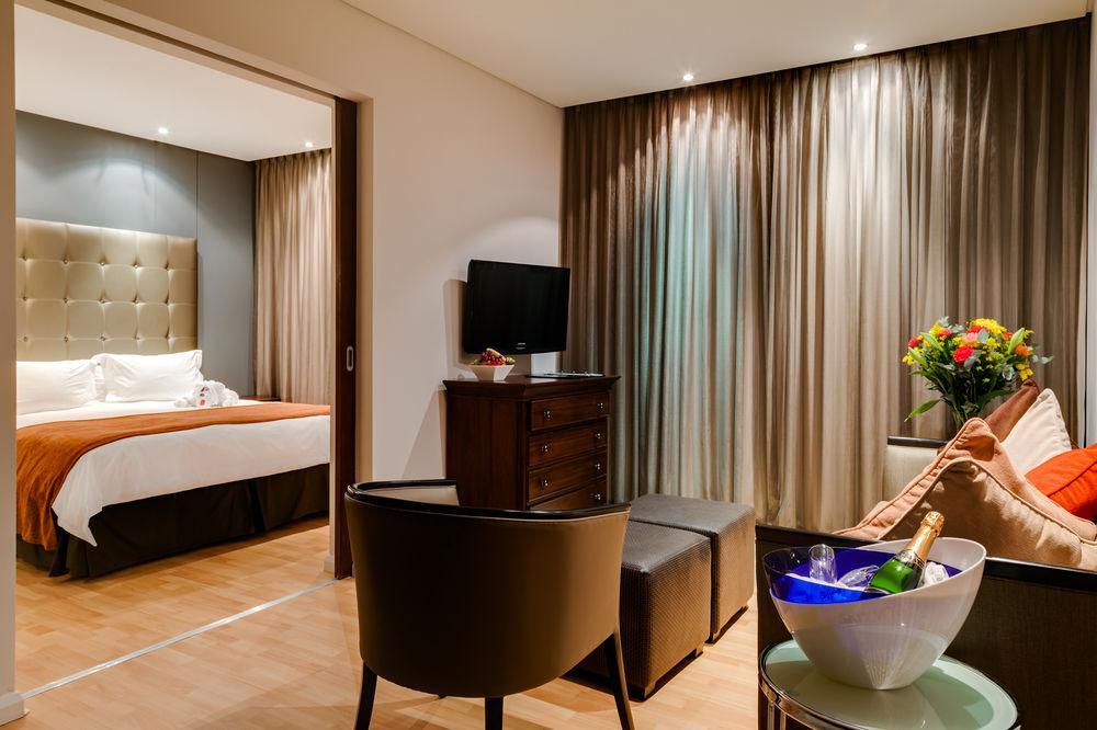 Protea Hotel By Marriott Transit O.R. Tambo Airport Kempton Park Exterior foto