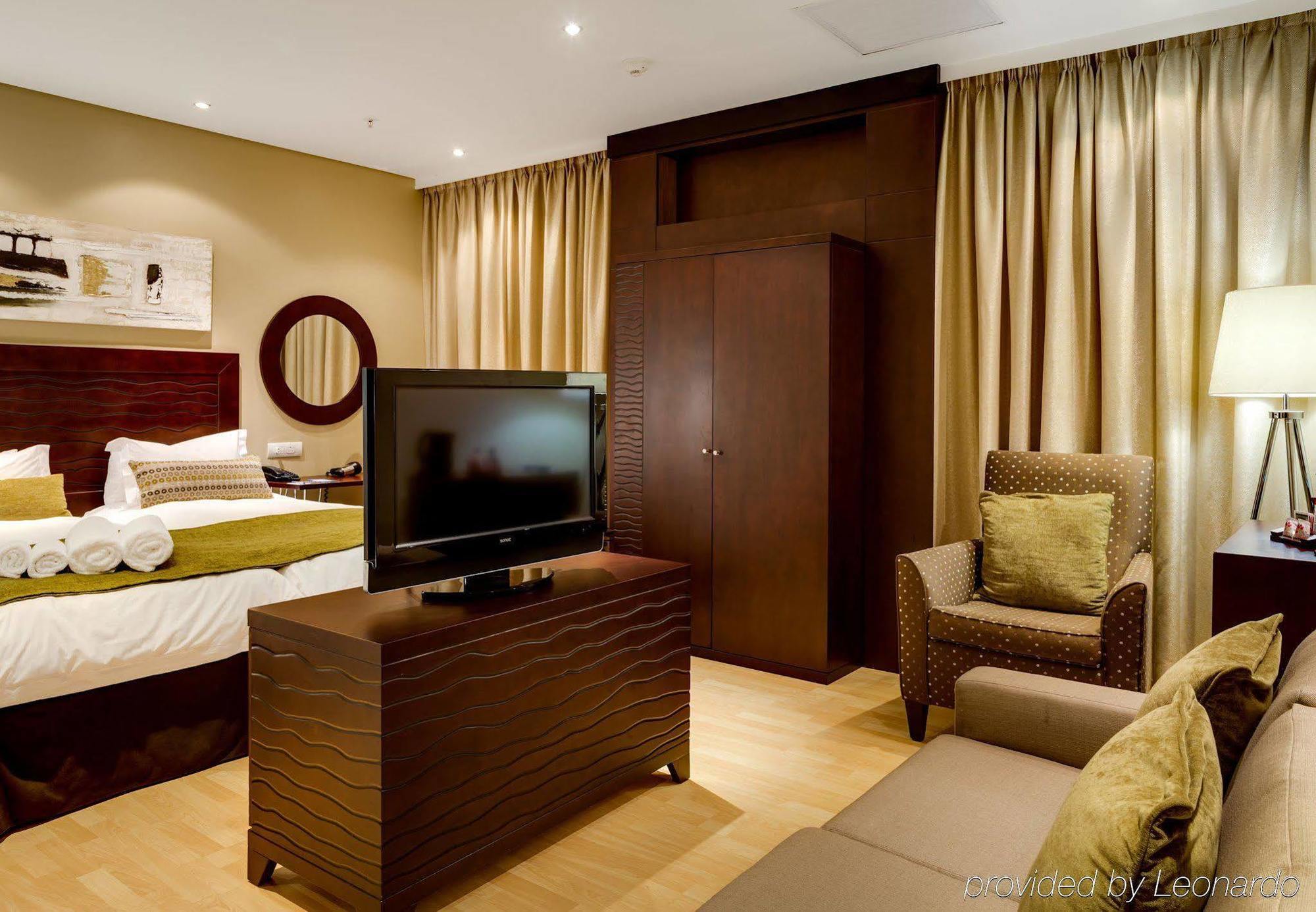 Protea Hotel By Marriott Transit O.R. Tambo Airport Kempton Park Exterior foto