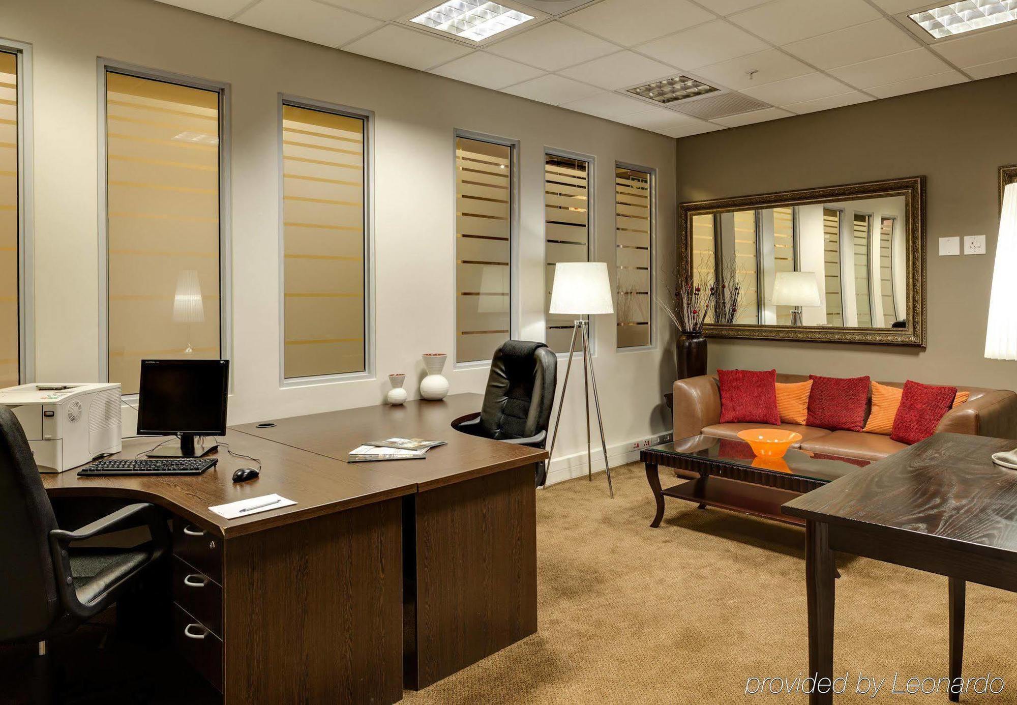 Protea Hotel By Marriott Transit O.R. Tambo Airport Kempton Park Exterior foto