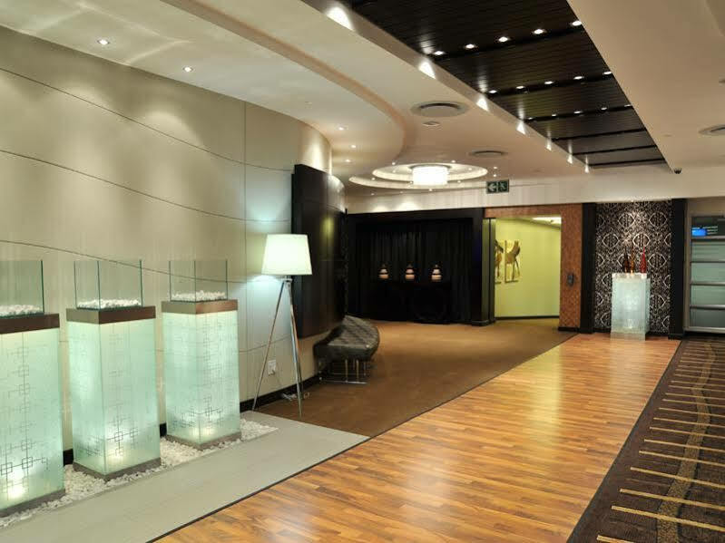 Protea Hotel By Marriott Transit O.R. Tambo Airport Kempton Park Exterior foto