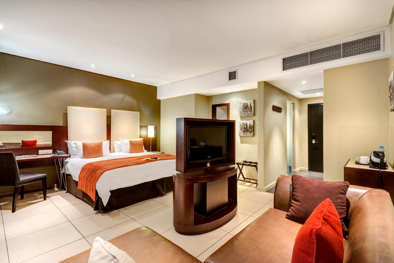 Protea Hotel By Marriott Transit O.R. Tambo Airport Kempton Park Exterior foto