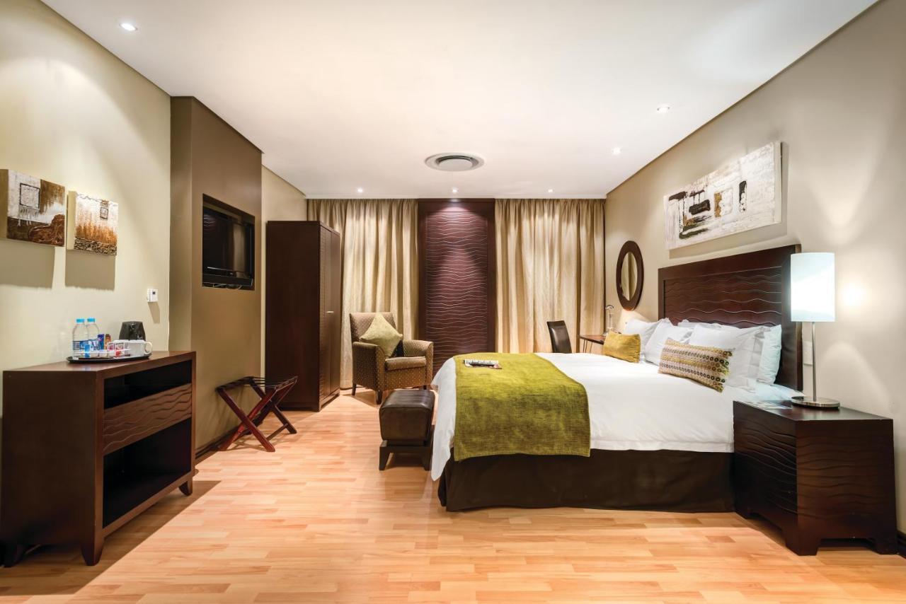 Protea Hotel By Marriott Transit O.R. Tambo Airport Kempton Park Exterior foto